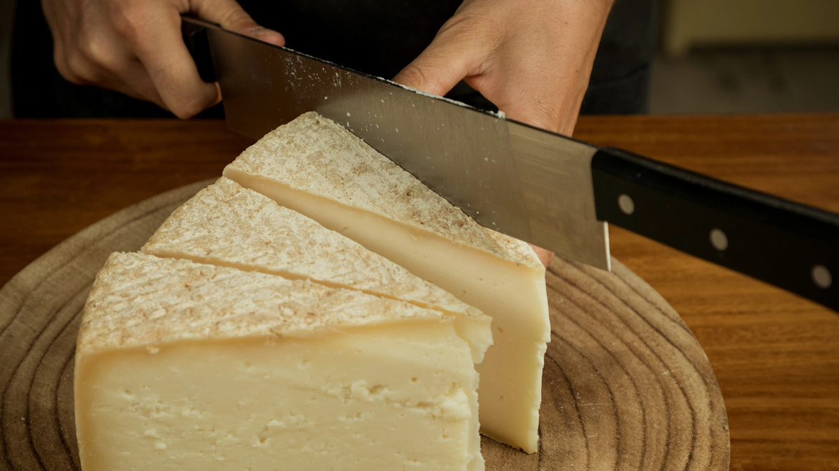 La corteza del queso: ¿se come? Y qué hacer con el moho en la nevera