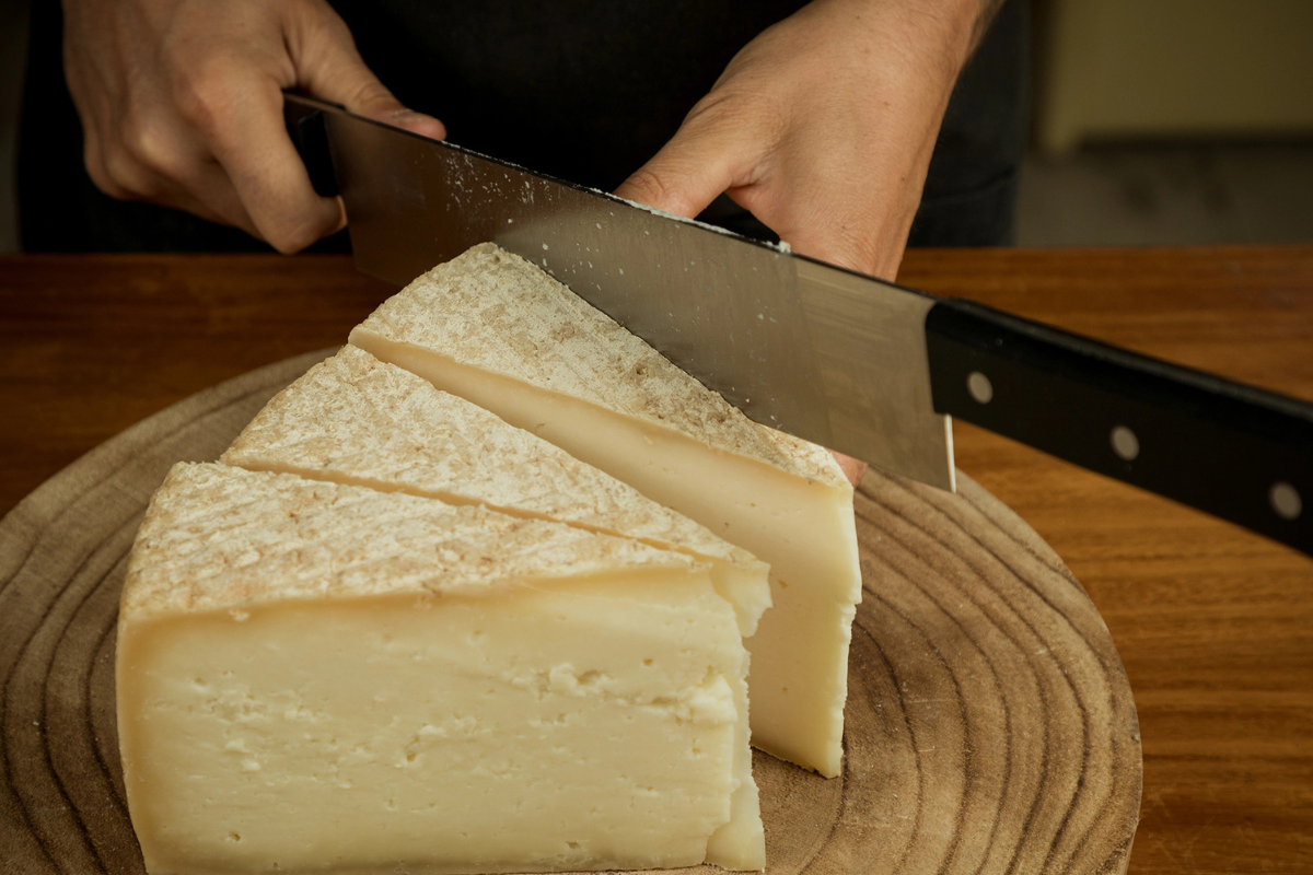 La corteza del queso: ¿se come? Y qué hacer con el moho en la nevera